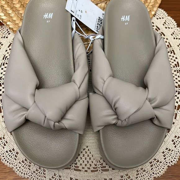 H&M Slides and Wallet Bundles - Picture 2 of 11